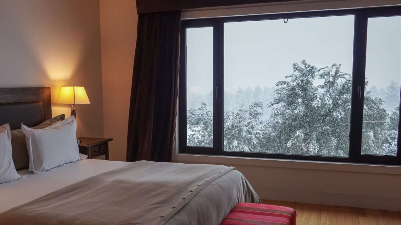 Habitación de Loi Suites Chapelco con vista nevada a la Patagonia.